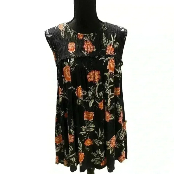 Lane Bryant sleeveless floral top. Smocked in the top front. Size 14-16 - Picture 1 of 7